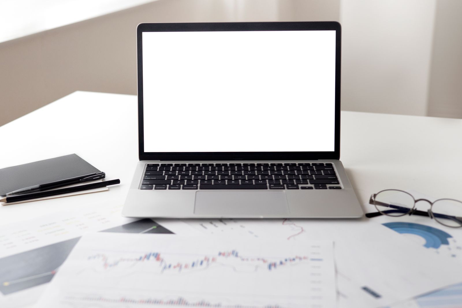 Documentos financieros y portátil utilizados para gestionar documentación